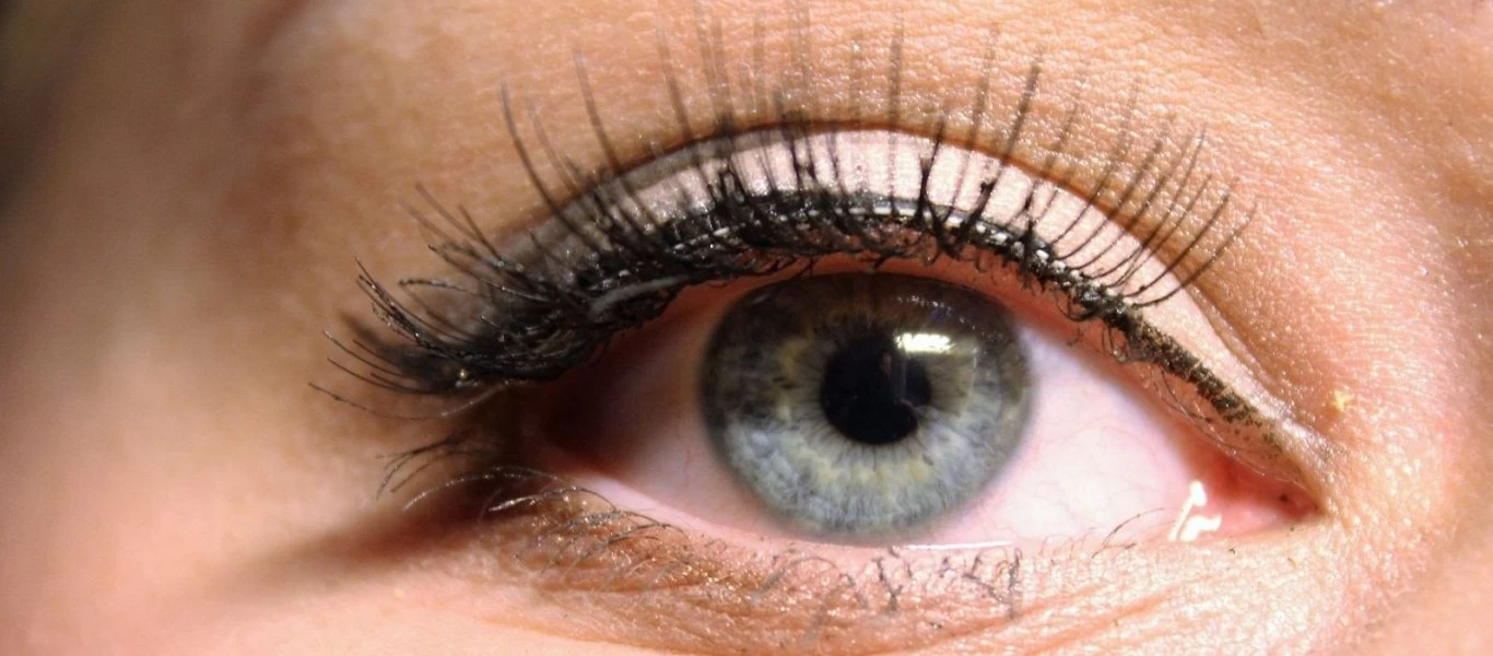 Αυτοί είναι οι κίνδυνοι που κρύβουν οι ψεύτικες βλεφαρίδες